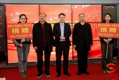 高考研究专家欧阳文邦为隆回一中二中图书馆捐赠图书60册