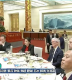 美国总统特朗普欢迎宴会上，湖南女企业家周群飞与库克、马斯克同席