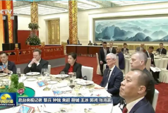 美国总统特朗普欢迎宴会上，湖南女企业家周群飞与库克、马斯克同席