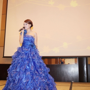 邵阳新锐歌手欧阳倩倩放歌鑫实达集团宝源木板发布会