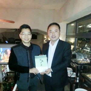 隆回乡土散文集《网聚乡情》藏阅北大贵州校友会所 湘籍策划人罗文骅以书传情推介家乡