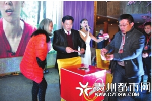 安顺市湖南商会献爱心 “白发母亲”获捐6.4万