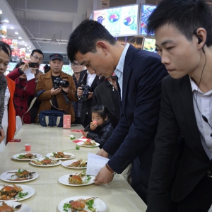 湖南首届蟹王大赛落幕 百位俊男靓女争夺“蟹公”“蟹婆”