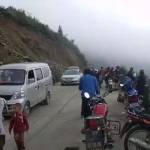邵阳隆回云雾寺发生面包车坠沟事故 5人当场死亡8人受伤