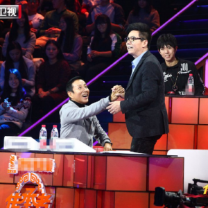 北京卫视《传承者》侯佩岑被贵州绝技大师18米大刀吓坏 “心脏都跳出来了”