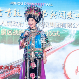 湘西歌手新秀吴玫臻演绎原生态苗歌唱响京城