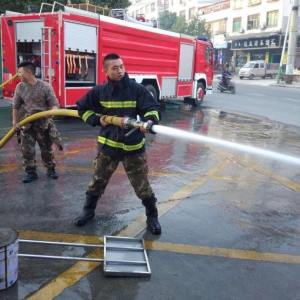 退伍不褪色！黑衣男扑灭路中自燃汽车后自豪地说:“我是贵州消防员！”