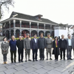 贵州省委宣传部部长慕德贵看望慰问电视剧《伟大的转折》剧组人员