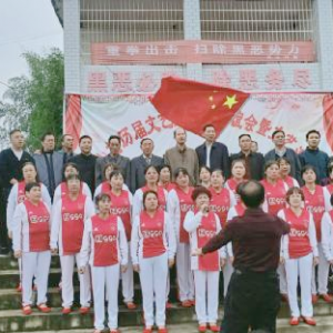 湖南省衡南县泉湖镇凤山村开展文艺汇演庆“双节”