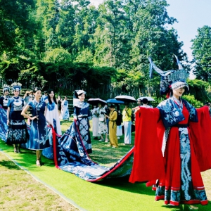 灵鹿踏云霓 锦绣映黔山‌  ‌“大红鹿•贵模之秀”实景秀诠释自然时尚之美