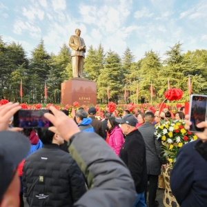风范永存映万山，同心奋进谱新篇——纪念毛泽东同志诞辰132周年    文/罗文骅