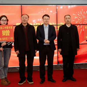 高考研究专家欧阳文邦为隆回一中二中图书馆捐赠图书60册