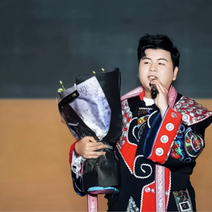 00后湘籍歌手黄杰携新歌《我要带你去黔东南》登台黎平村歌大赛