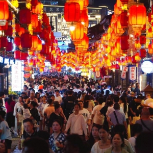 古城夜话觅商机 湘商实地看安顺丨安顺古城的烟火街巷变身招商会客厅